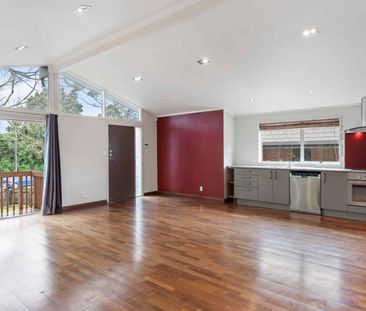 Spacious Remuera Living - Photo 2