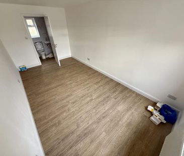 5 bedroom end of terrace house to rent - Photo 4