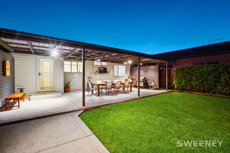 Centrally Located, Perfect Family Home ! - Photo 2