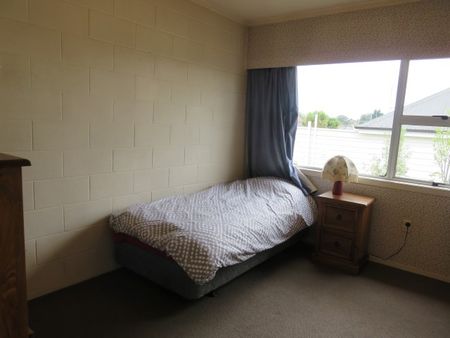 Located in the heart of Hamilton East, this two bedroom one bathroom unit is in close proximity to the University of Waikato, Hamilton Boys High School and local cafes. - Photo 5