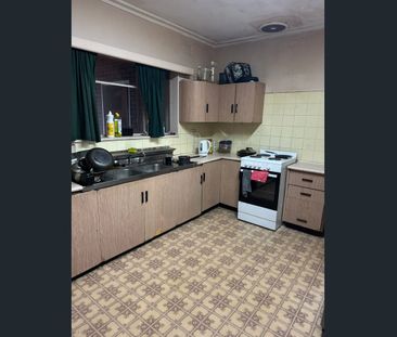 Charming & Spacious Living in a Prime St Albans Location - Photo 5