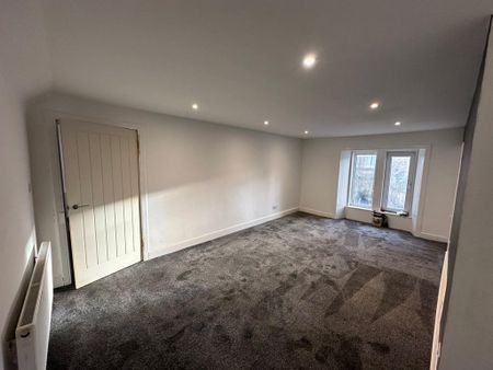 3 bedroom flat to rent - Photo 2