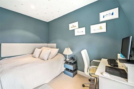 An outstanding end-of-terrace house with a beautiful garden. - Photo 3
