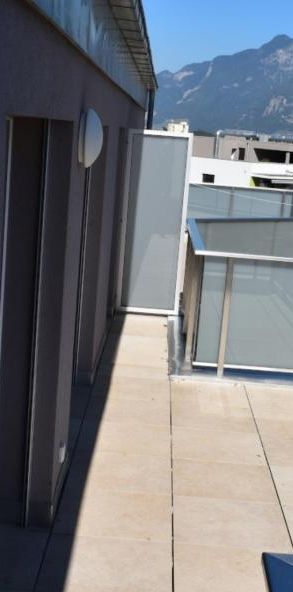 Appartement de 3 1/2 pièces en attique avec terrasse panoramique - Photo 1