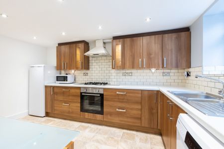 Norwood Grove,, Hyde Park, Leeds - Photo 5