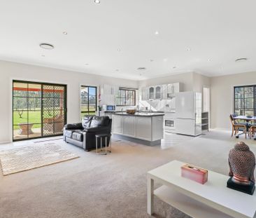 Impressive Space & Lifestyle – 3-Bedroom House for Lease in Oakville - Photo 1