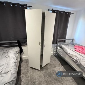 3 bedroom flat to rent - Photo 2