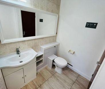 Room in a Shared Flat, Leeward Gardens, SW19 - Photo 3