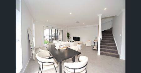 NEW, modern, low-maintenance 5-bedroom townhouse - Photo 4