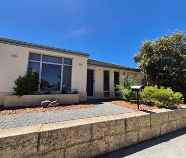 WELL PRESENTED 3X2 HOME, OPPOSITE PARK, WALK TO SHOPS & TRAIN - Photo 6