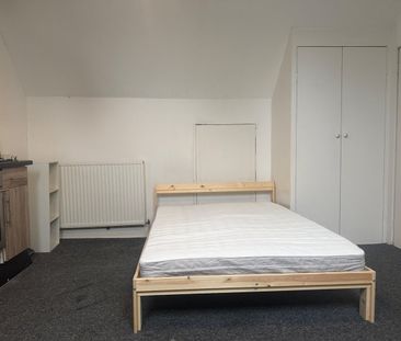 Room in a Shared House, Tennyson Road, LU1 - Photo 1