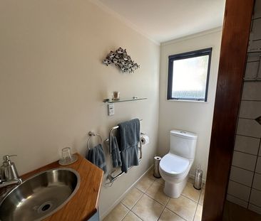 Modern & Funky Split-Level Home - Photo 4