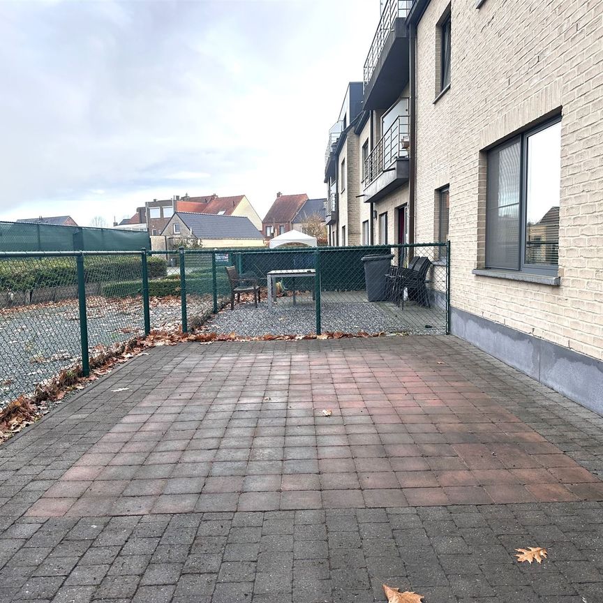 LICHTRIJK GELIJKVLOERS APPARTEMENT MET 2 SLAAPKAMERS EN RUIM TERRAS - Photo 1