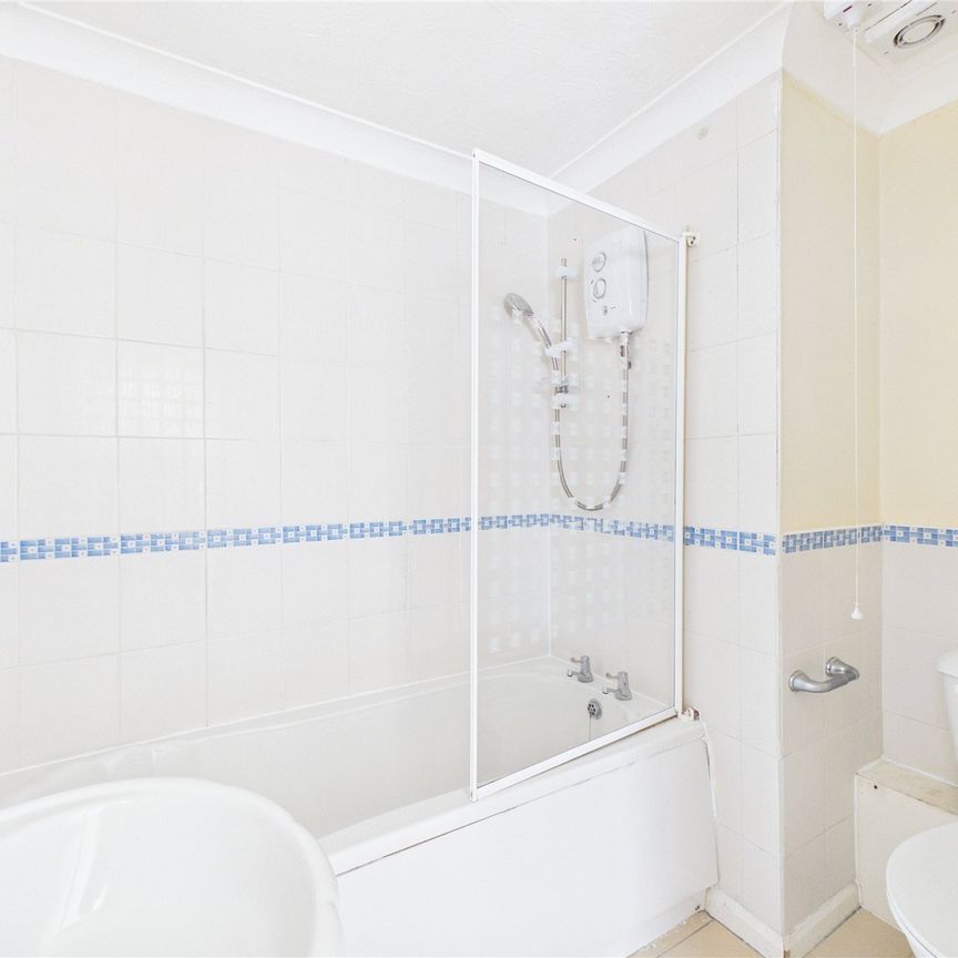 2 bedroom Flat in Southwood Road, Hampshire - Photo 1