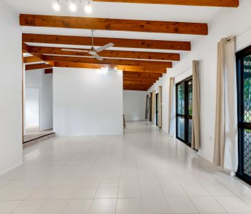 SPACIOUS FAMILY HOME ON MASSIVE BLOCK! - Photo 2