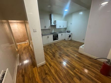 3 bedroom flat to rent - Photo 2