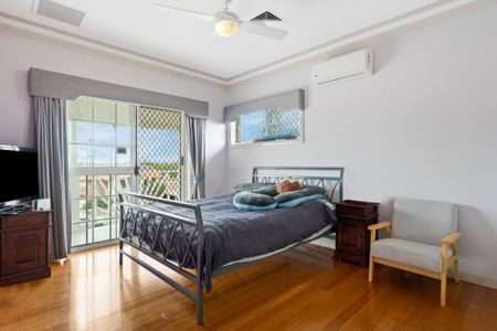 Spacious Family Home with Pool in Prestigious Stretton - Photo 5