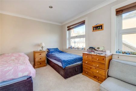 3 bedroom house in London - Photo 4