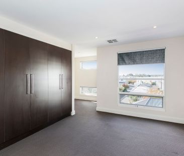 Modern three bedroom townhouse - Photo 1