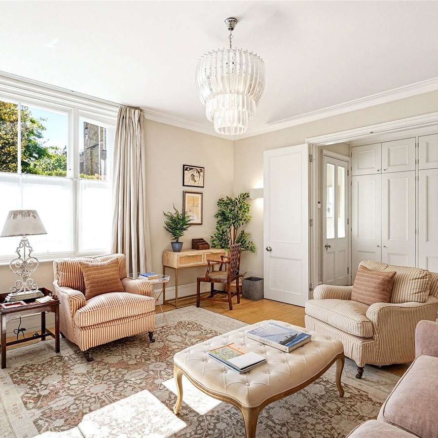Short Let - An immaculately presented three bedroom house in arguably the most desirable mews in Knightsbridge, close to the many attractions of Walton Street and off street parking. - Photo 1
