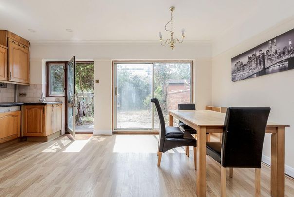 4 bedroom terraced house to rent - Photo 1