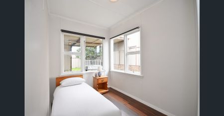 Family Home!! - Photo 3