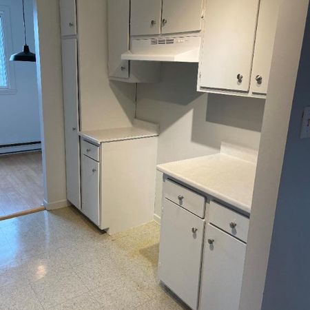 GRAND 4 ½ de coin - 3e étage – 1600$ – 1er JUILLET 2026 - Photo 4