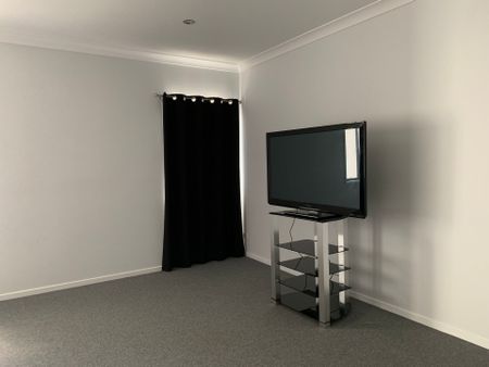 Beautiful Fully Furnished 4 Bedroom 2 Bathroom Home - Photo 2