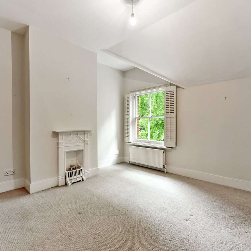 An immaculate two bedroom cottage with driveway parking - Photo 1