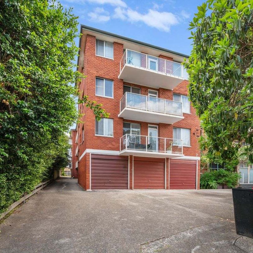 PERFECTLY POSITIONED COASTAL APARTMENT - Photo 1