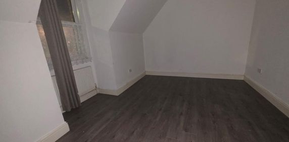 3 bedroom flat to rent - Photo 2