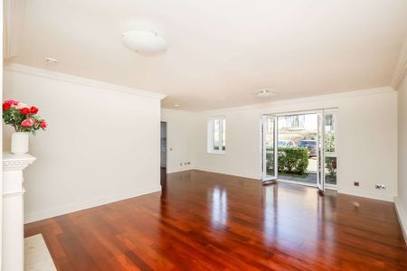 A generous ground floor apartment set in an attractive gated development in a popular Wimbledon location. - Photo 3