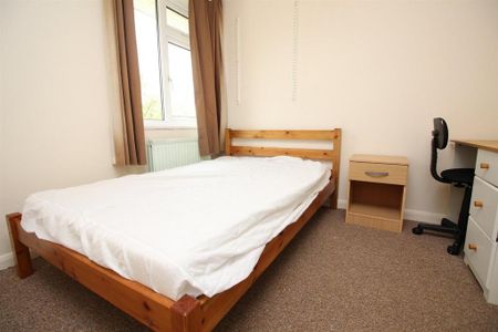 4 bedroom semi-detached house to rent - Photo 5