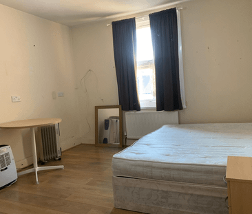 studio flat with seperate kitchen - £1200 pcm - Photo 2
