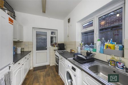 4 bedroom end of terrace house to rent - Photo 2