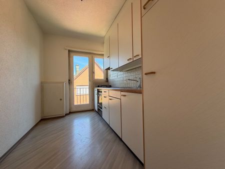 Central and bright apartment in a well-maintained neighborhood, limited to 1 year. - Photo 2