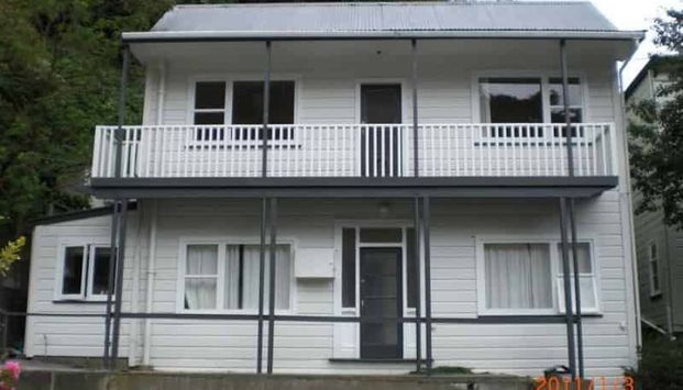 A lovely 3 bedroom house on the upper level - Photo 1