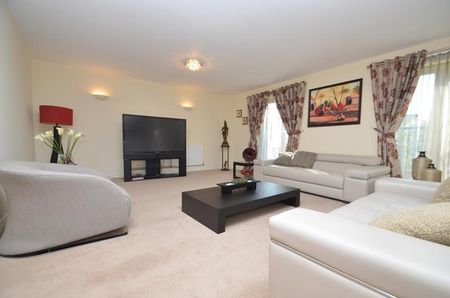 5 bedroom house - detached - Photo 2