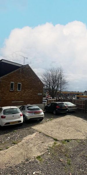 1 bedroom property with land to rent - Photo 1