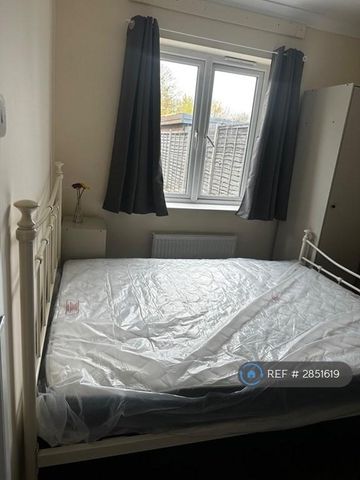 1 bedroom in a house share to rent - Photo 3