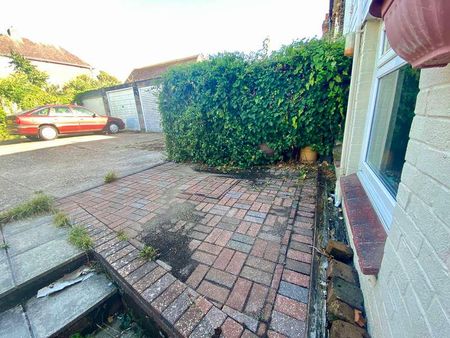 Orchard Road, East Cowes, Isle Of Wight, PO32 - Photo 3