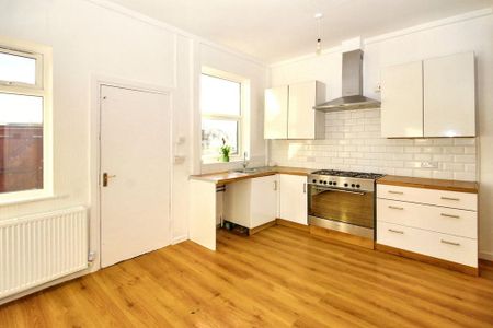 3 bedroom end of terrace house to rent - Photo 2