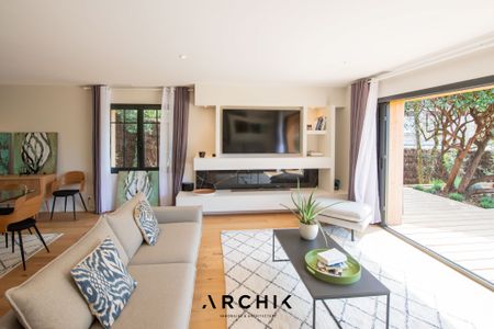 Architecture inspirée des cabanes de résiniers, cette maison de 180 m2 nichée sur un terrain de 1 000 m2 en position dominante offre de belles vues depuis les hauteurs du Pyla. - Photo 5