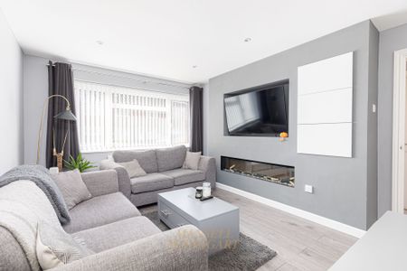 London Road, Crawley, RH10 - Photo 4