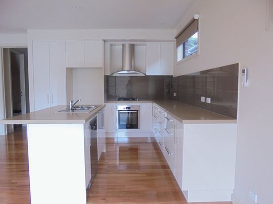 GORGEOUS FAMILY TOWNHOUSE WITH GARDEN MAINTENANCE INCLUDED ! - Photo 1