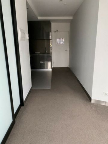 1006/33 Clarke Street, South Melbourne VIC, Belconnen - Photo 5