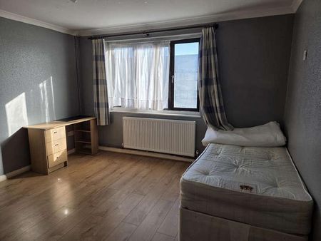 Harrow, HA2 - Photo 5