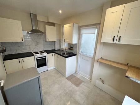 2 bedroom end of terrace house to rent - Photo 4