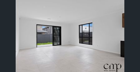 Brand New Luxury 5 Bedroom Home in Prime Location - Photo 4