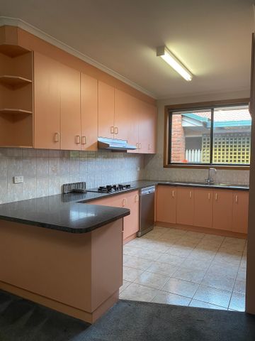 28 Hassett Crescent, Keilor East VIC 3033 - Photo 3